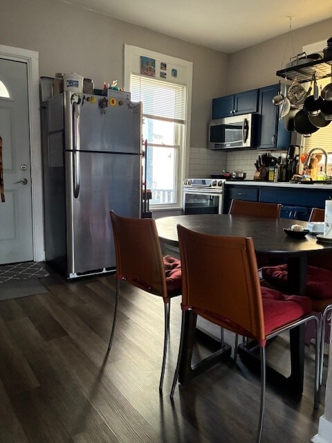 Kitchen - 1615 W Barry Ave