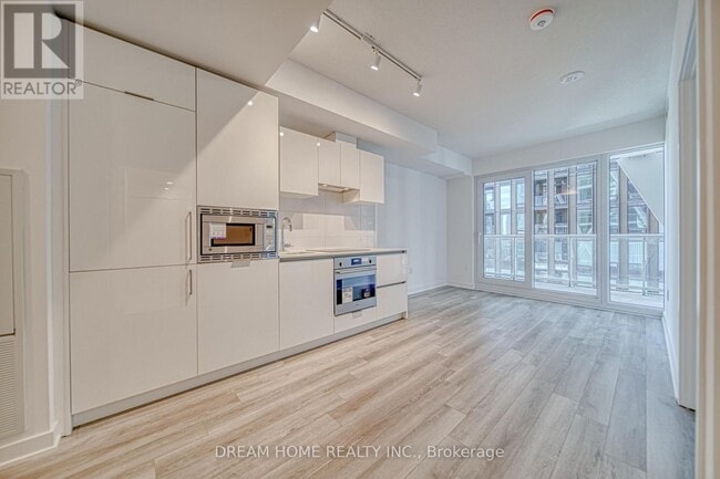 Building Photo - 230 Simcoe St