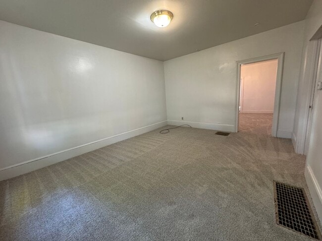 Foto del edificio - Charming Updated 2 Bedroom Home with New F...