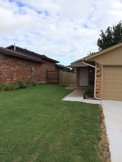Foto del edificio - 2-Bed 1.5 Bath 2-Car West Moore Home avail...