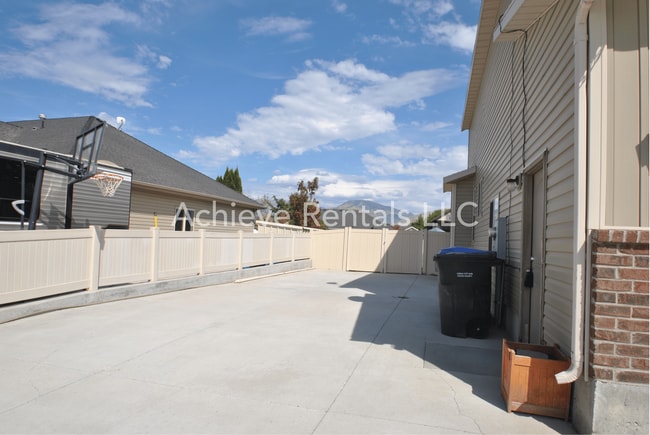 Building Photo - 564 800 E