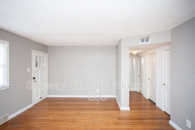 Building Photo - 451 Melrose Ave