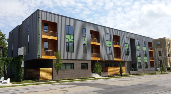 Building Photo - 662 E 63rd St