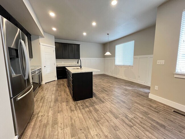 Foto del edificio - Coming soon! 3 Bedroom/2.5 Bathroom Townho...