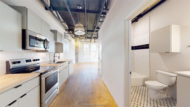 Building Photo - 305 W 27th Street Unit 335