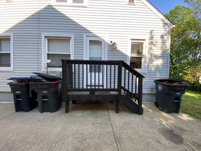 Building Photo - 927 Davies Ave