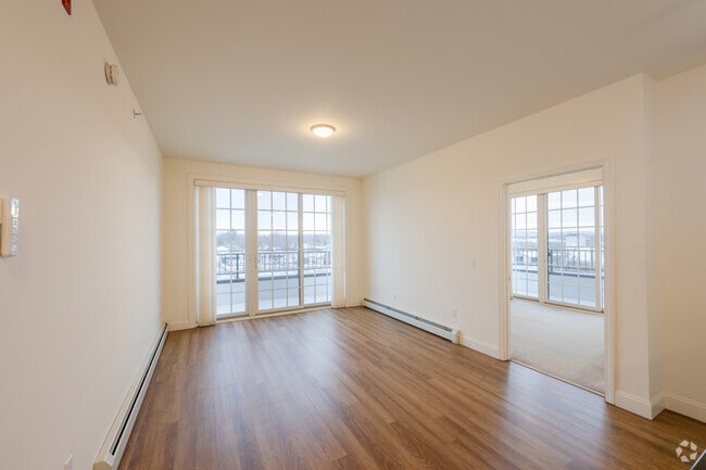 2 habitaciones, 2 baños - 1100 pies cuadrados - Sala de estar - 5 Corners