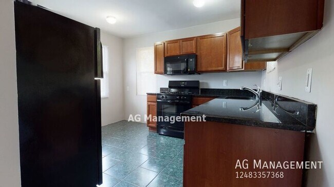 Building Photo - 17605 Lincoln Ave - Nicely Updated Eastpoi...