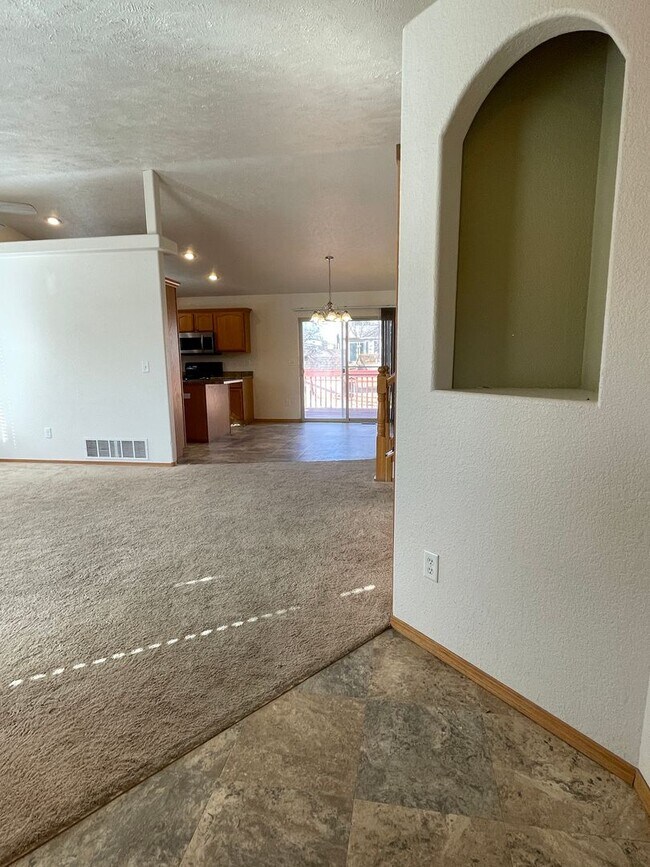 Foto del edificio - Spacious 4-Bedroom, 3-Bathroom House for Rent