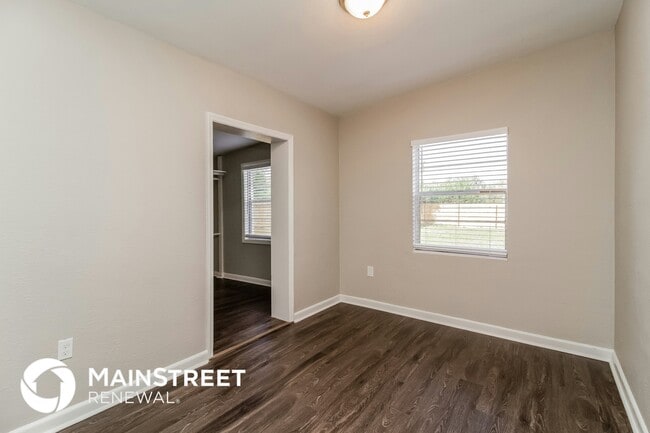 Building Photo - 2141 Ridge Dr