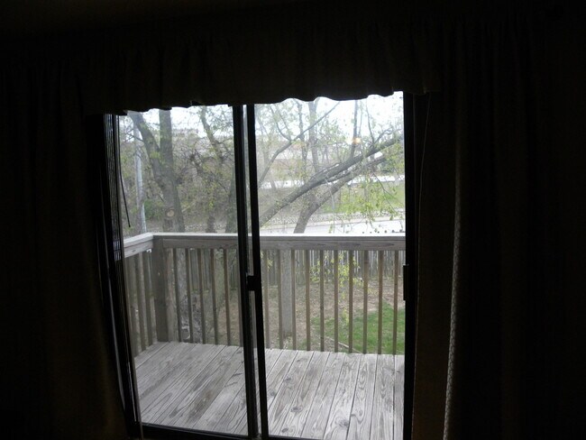 Deck - 9557 University Ave