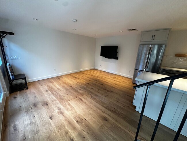 Foto del edificio - Fully Remodeled 1 Bedroom 1.5 Bath Garden Cottage with in unit Laundry