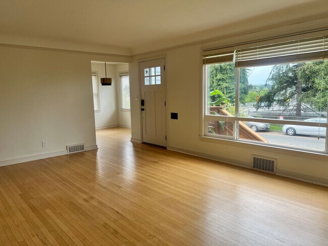 Foto del edificio - 3 Bedroom 2 Bathroom in Greenlake!