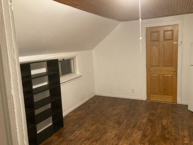 Foto del edificio - Cozy Upper Level 1 Bedroom Apartment Avail...