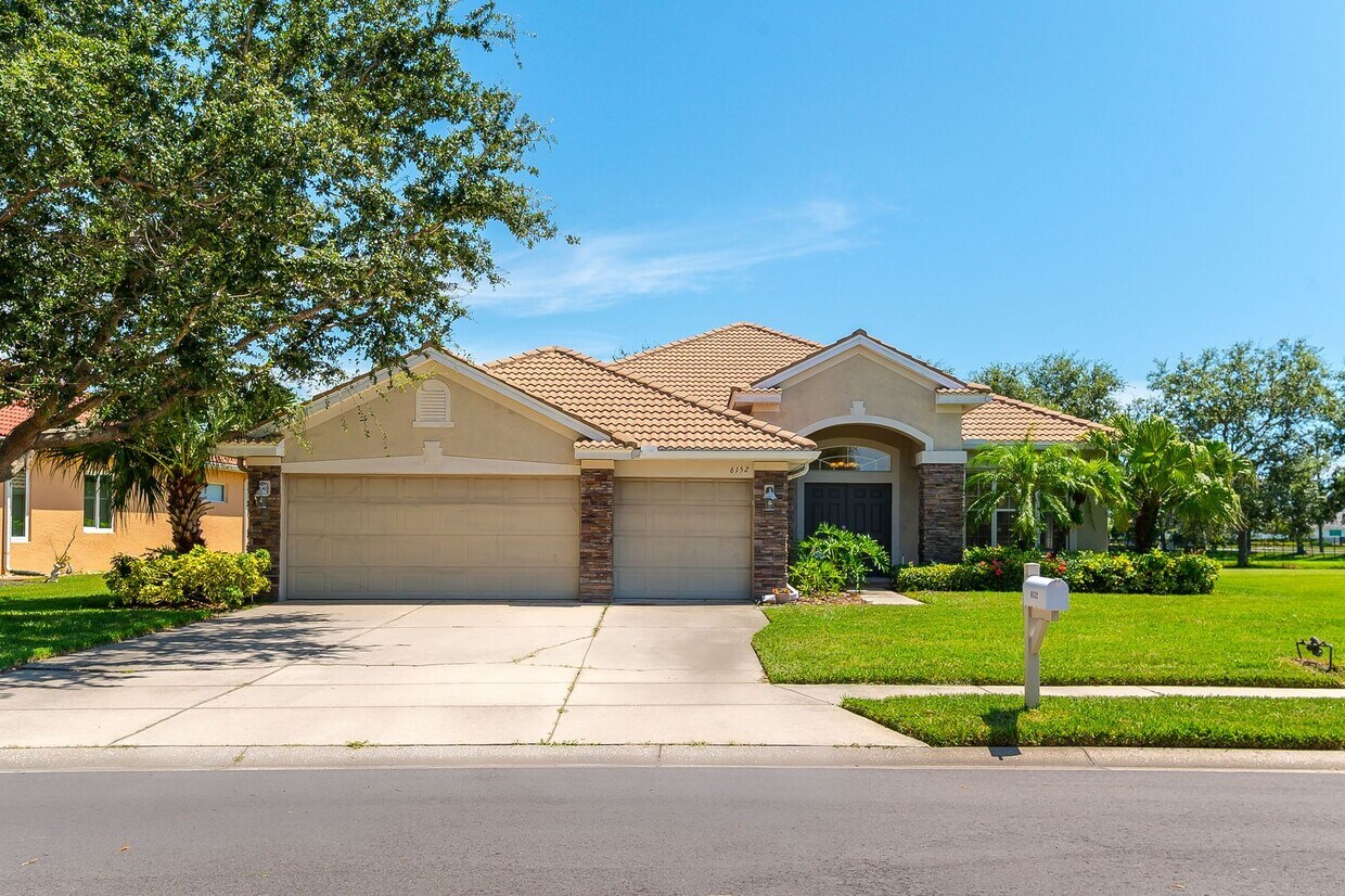 Foto principal - 4 Bed / 3 Bath Unfurnished Family Home wit...