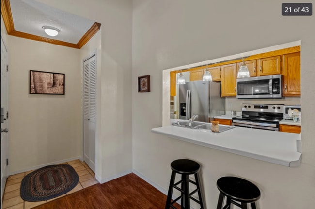 Building Photo - Downtown Third-Floor Penthouse Condo