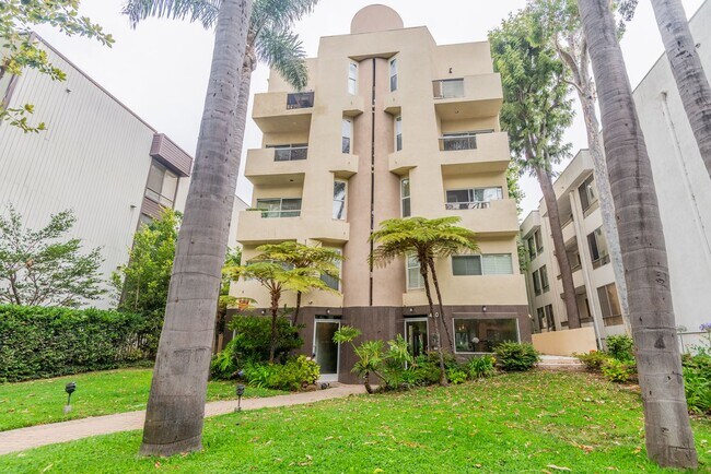 Building Photo - Highly Desireble Beverly Hills Condo