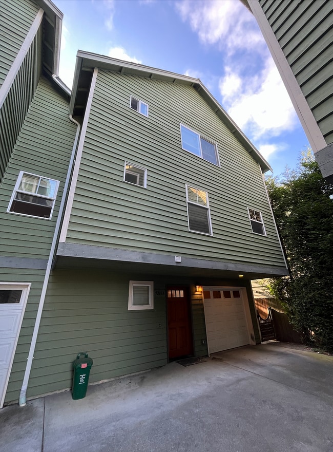 Large 3 bed/3.5 bath Greenwood Townhouse!!! - Large 3 bed/3.5 bath Greenwood Townhouse!!!