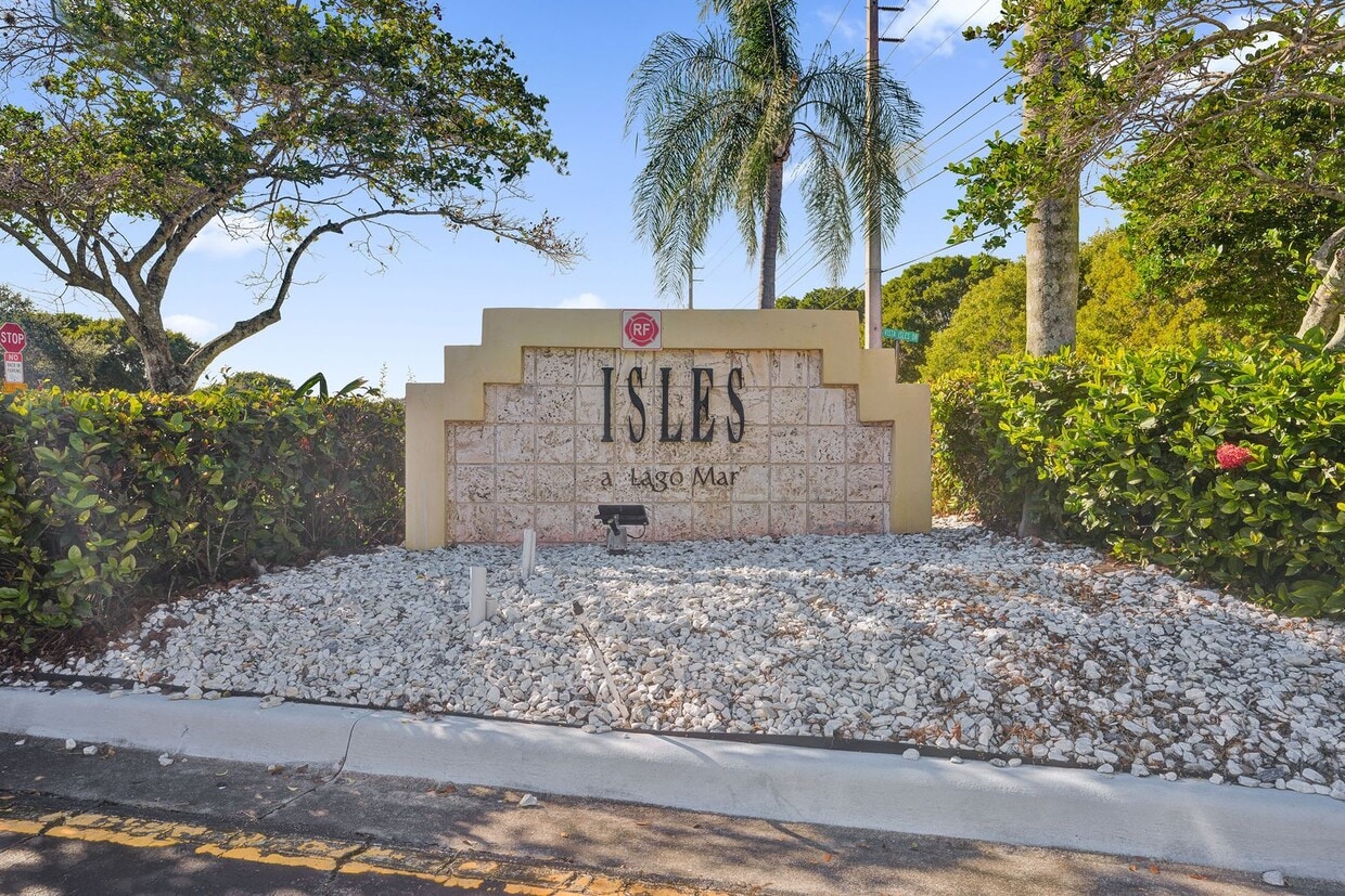 Remodeled 2 Bedroom / 2 Bathroom Condo with Lake View – Great Location - Remodeled 2 Bedroom / 2 Bathroom Condo wit...