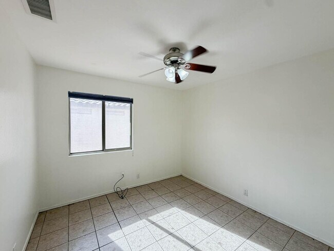 Foto del edificio - 15724 W Smokey Dr