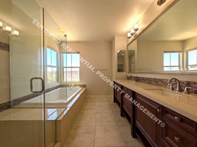 Foto del edificio - Spectacular Sorrento Valley View Home Avai...