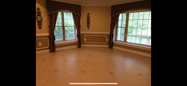 Foto del edificio - 5251 Monroe Dr