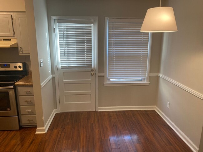 Building Photo - Charming townhome located in the vibrant c...