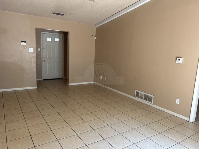 Building Photo - 2404 Carnation Dr
