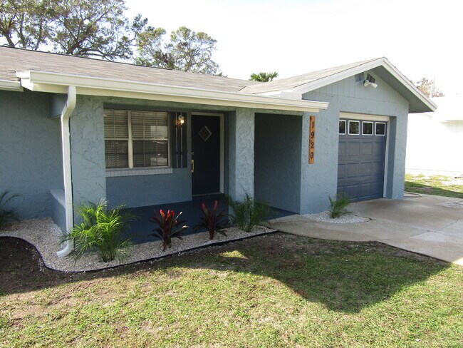 Building Photo - 1920 Travelers Palm Dr