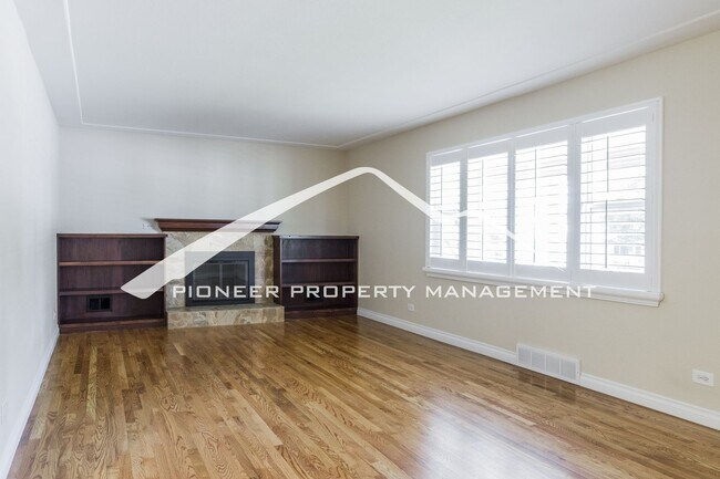 Building Photo - Spacious 3 Level Home with Large Yard, Fir...