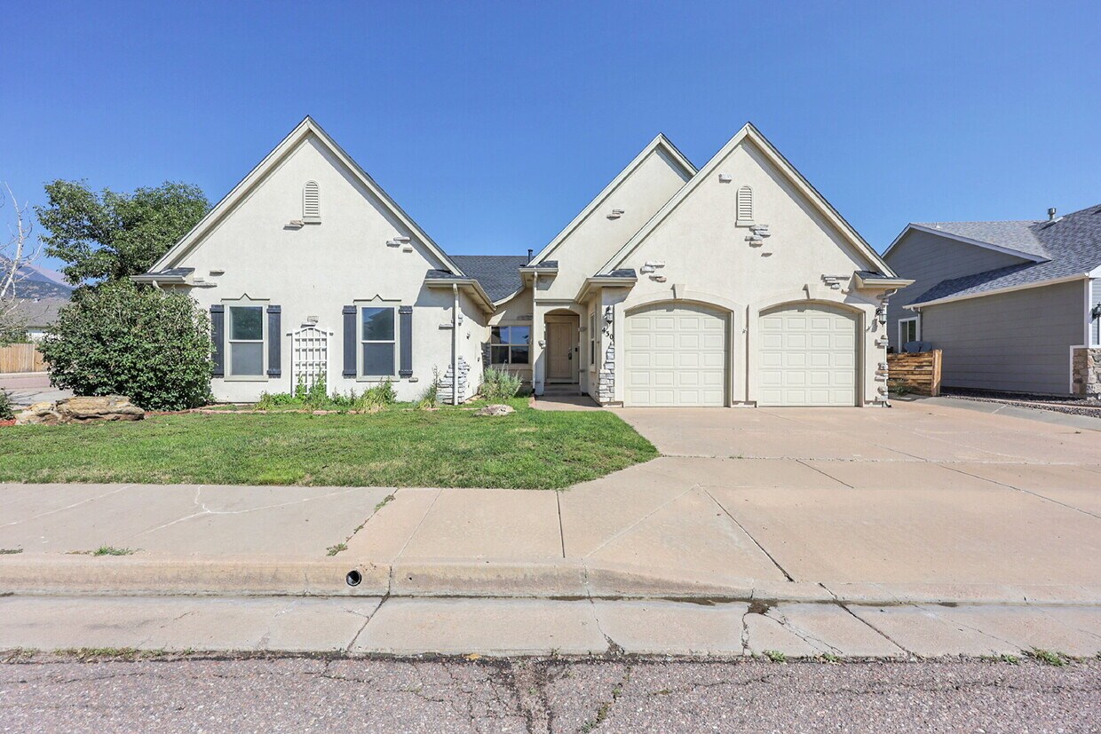 Foto principal - $3,650 - 4 Bed, 4 Bath Home with 4 Car Gar...