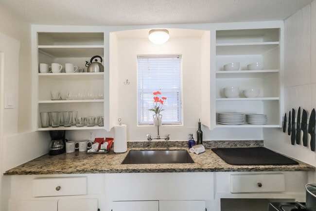 Foto del edificio - 1327 W 21st St