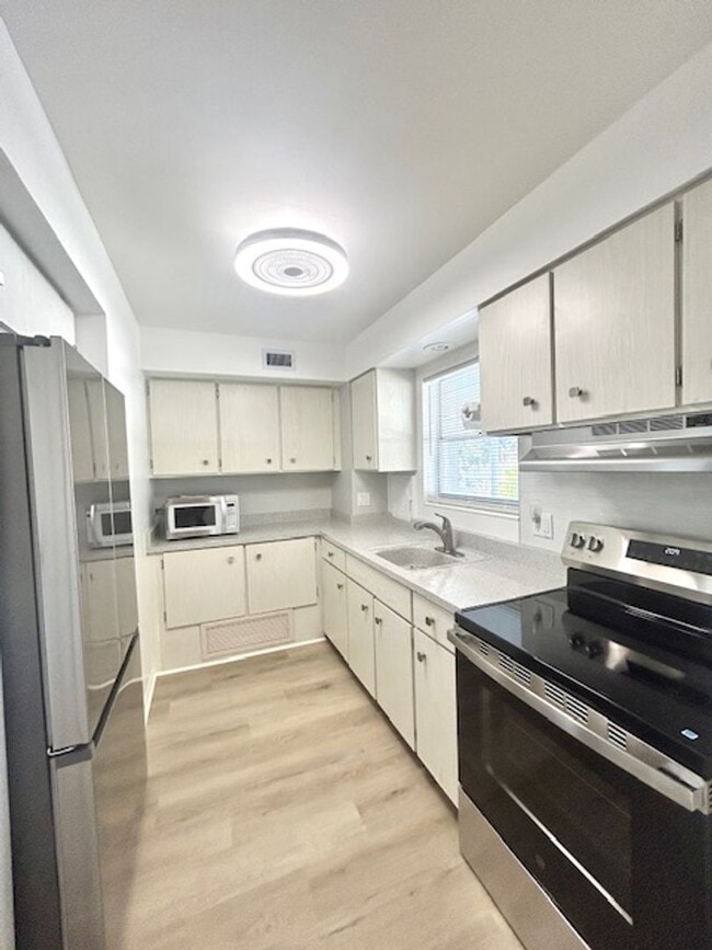 Building Photo - 55+Community - ANNUAL  1/1 GREAT LOCATION - UPDATED UNIT WITH COMMUNITY HEATED POOL!