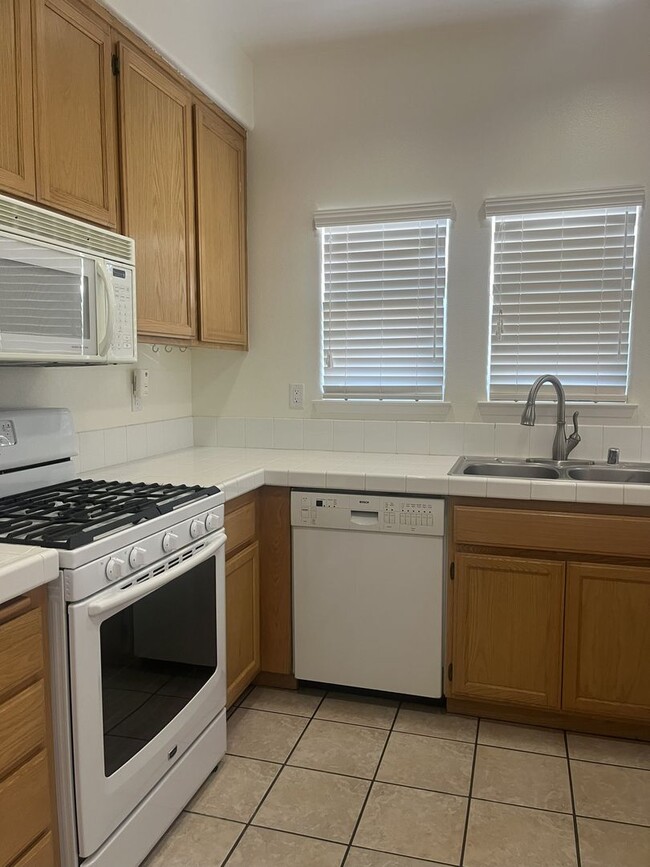 Building Photo - Charming 2 Bedroom-1.5 bath Home Available Now!