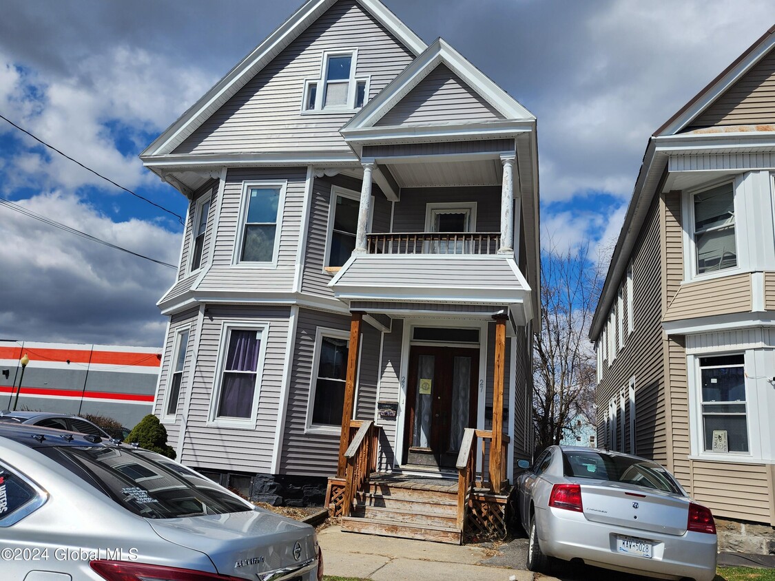 27 McClellan St Unit 2nd Fl, Schenectady, NY 12304 Room for Rent in Schenectady, NY