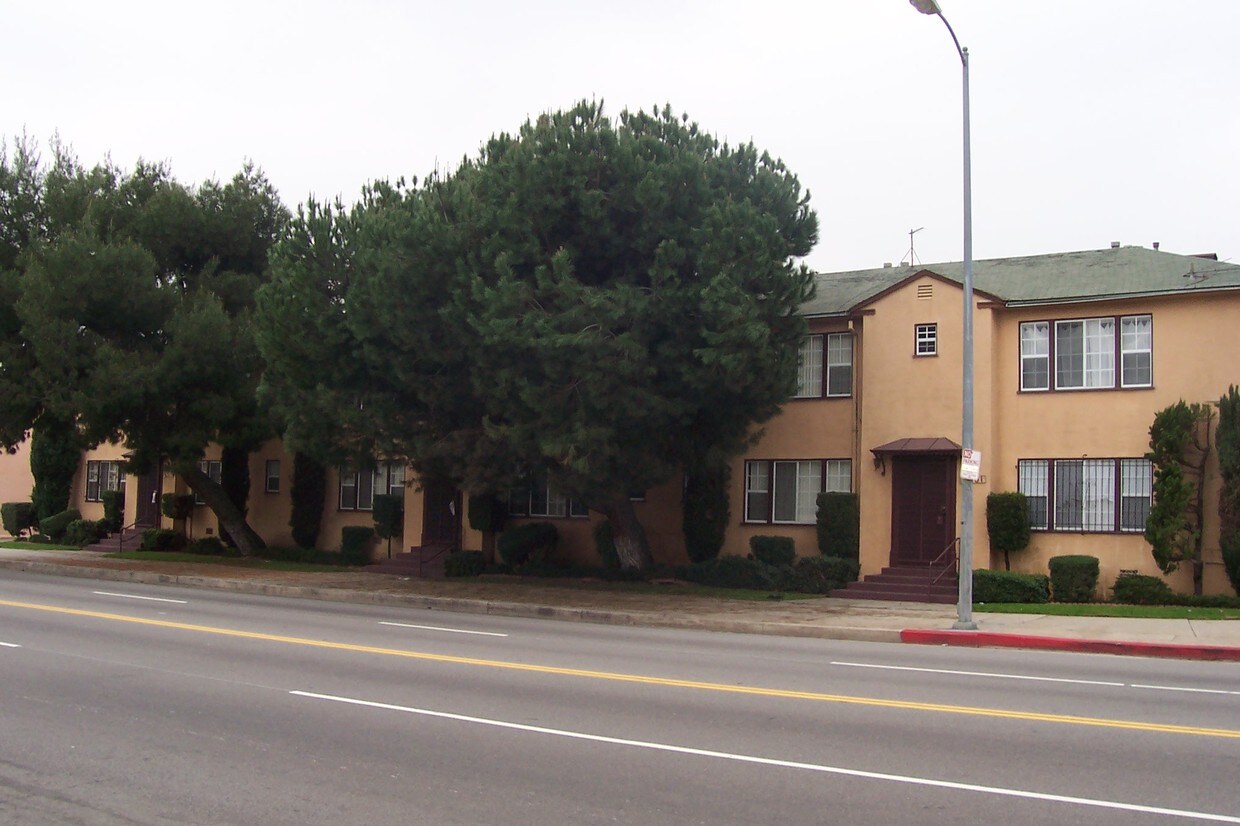 Foto principal - 6301-6311 West Blvd