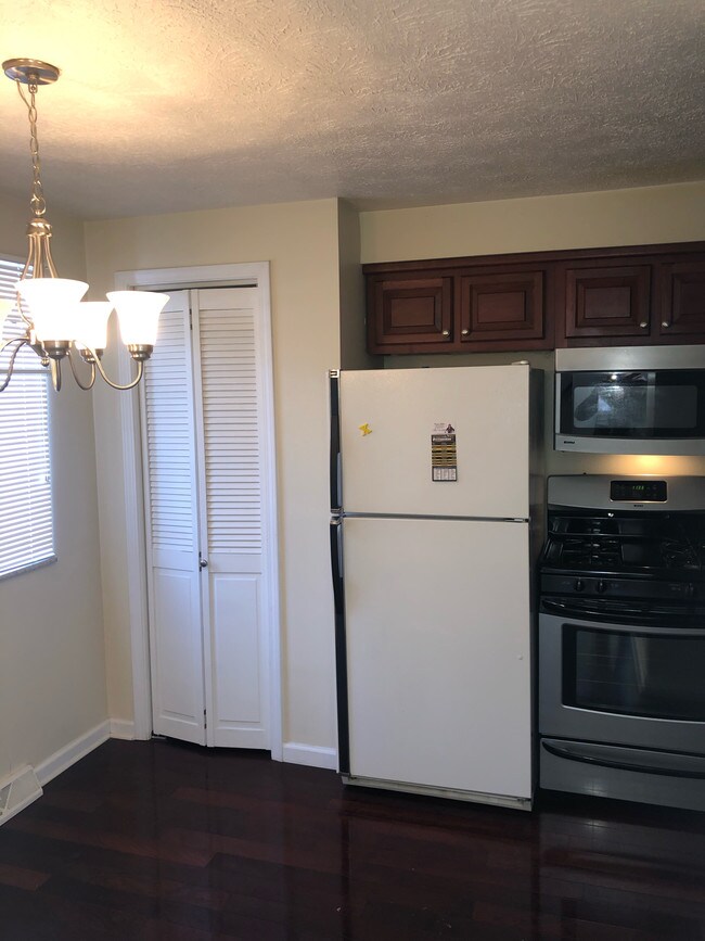 Building Photo - 206 Village Ln