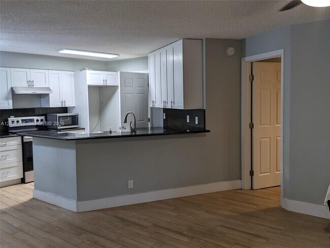 Building Photo - 9999 Summerbreeze Dr