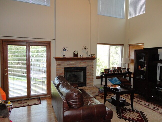 Foto del edificio - 2025 Bramblwood Ln
