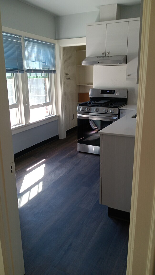 Kitchen - 400 Blaine St