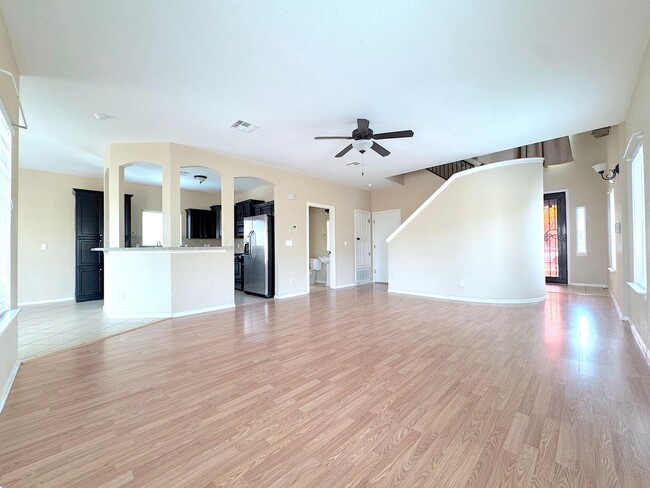 Building Photo - Sandstone Ranch Estates 4Bed/2.5bath Refrig A/C!