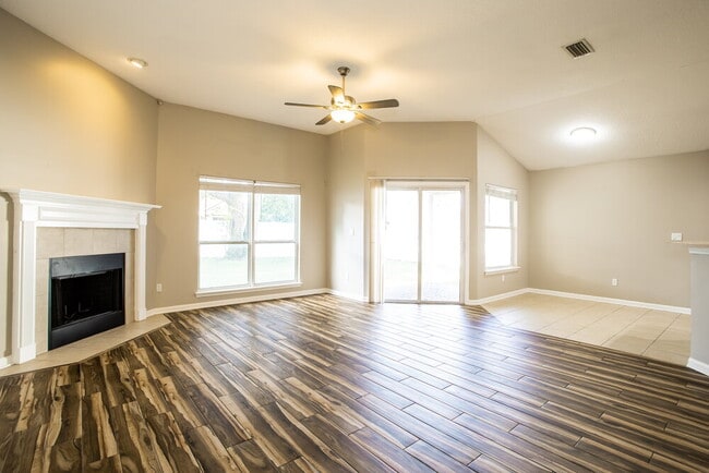 Foto del edificio - 906 Thoroughbred Dr