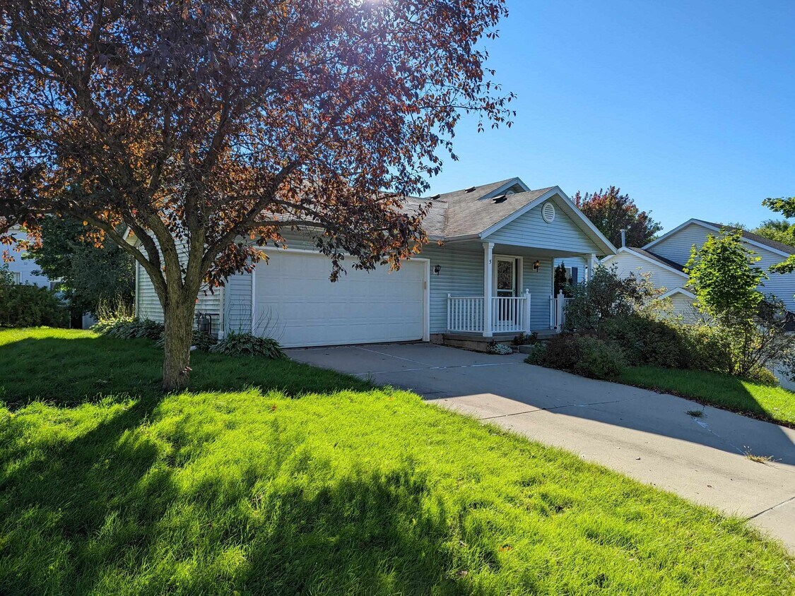 Primary Photo - 5 Fleischman Cir