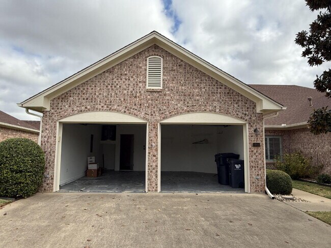 Foto del edificio - Modern Comfort Meets Cozy Living on Casual Cir!