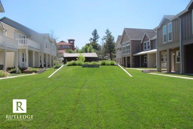 Building Photo - Gorgeous End Unit Townhome in The Heart of...