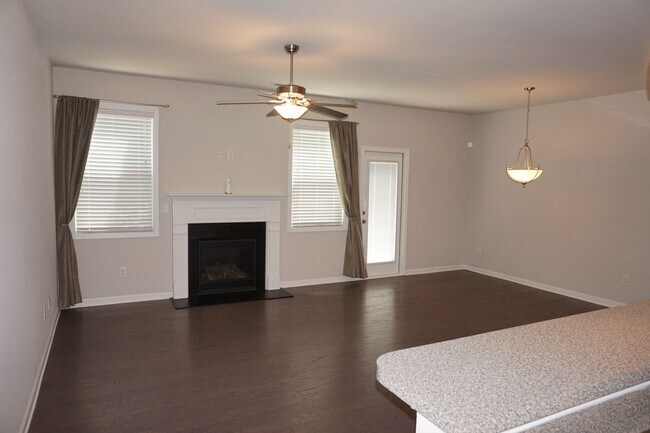 Building Photo - Rare 3 bed 2.5 bath Townhome located in Wo...