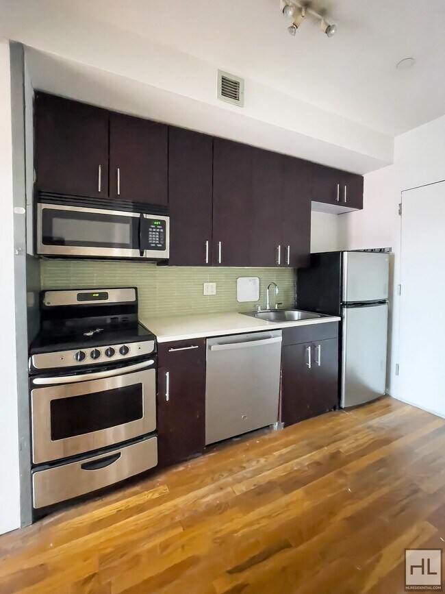 Foto del edificio - NOLL STREET / Spacious 2 Bed 1-Bath / No Fee
