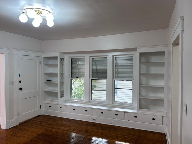 Foto del edificio - 10806 Bernard Ave