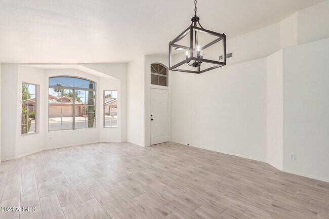 Building Photo - 702 W Baylor Ln