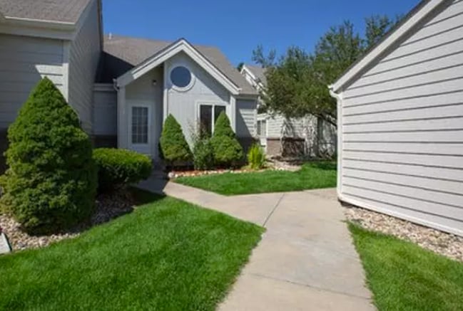 ¡Pocos desde el frente solo 1 pared compartida con la casa adosada de al lado! - 2929 Ross Dr S74